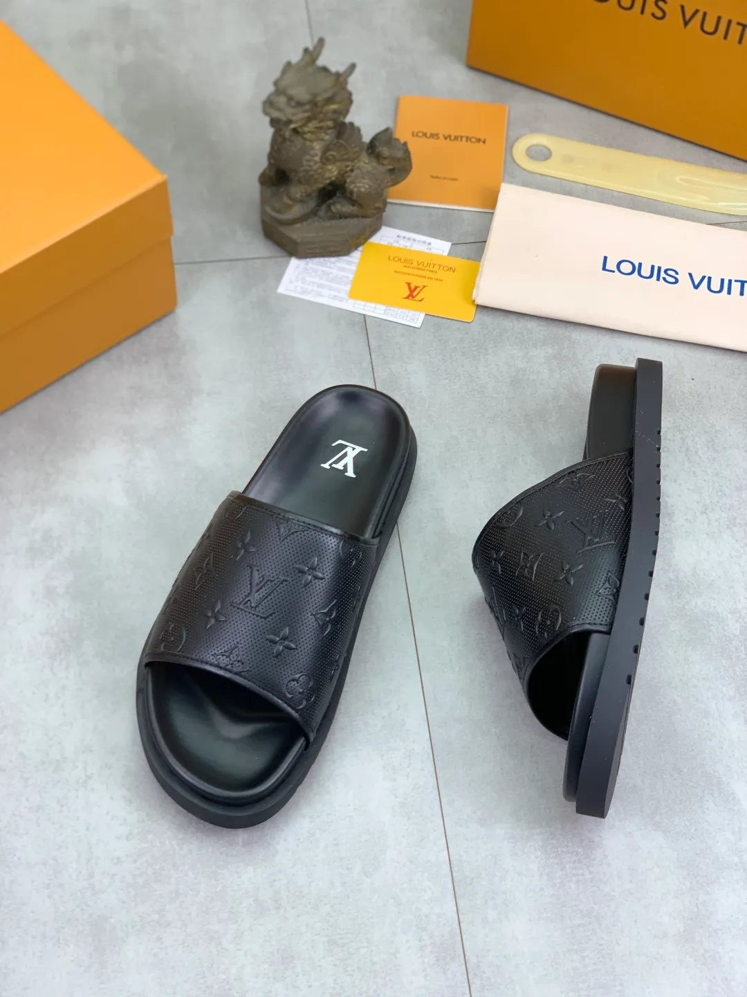 Men's shoes 💰P300💰【New style】🆘 Original quality 【LOUIS VUITTON】The popular Louis Vuitton LV men's slippers on the official website are on sale simultaneously! Original fabric imported from Italy, original factory special supply, code number: 38-44 (45 customized), many colors available